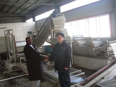 非洲客戶參觀生產現場.JPG